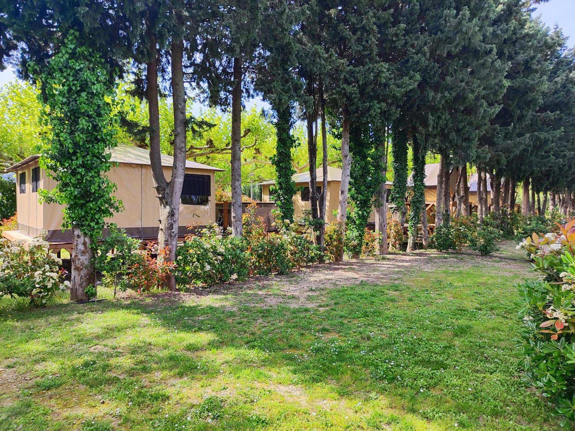 Camping Porte Des Alpilles By M.A Destination Glamping Saint-Etienne-du-Gres Exterior foto