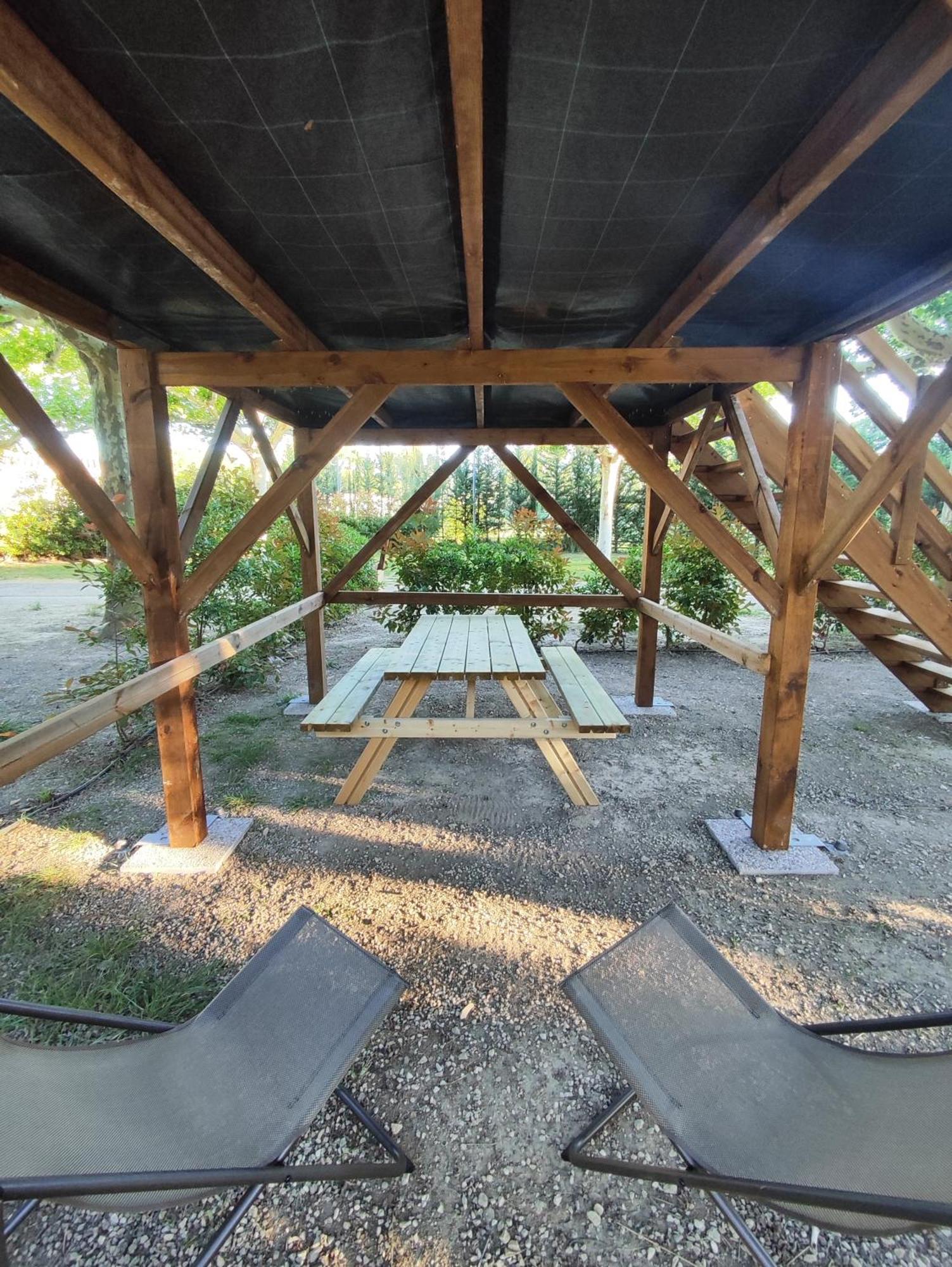 Camping Porte Des Alpilles By M.A Destination Glamping Saint-Etienne-du-Gres Exterior foto